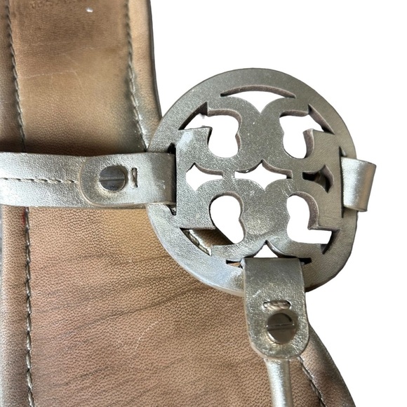 Tory Burch Miller gold logo flat sandals slip on thongs size 10.5 leather metal - Picture 5 of 7